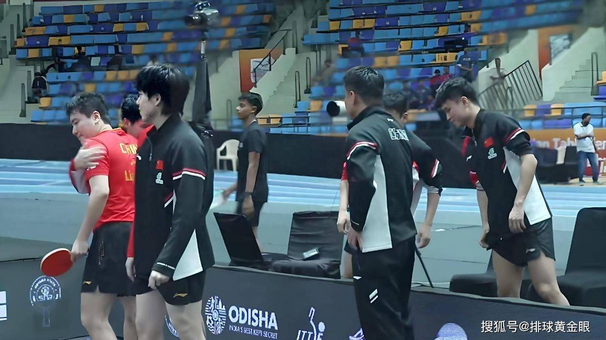 国乒疯狂庆祝日本全体沉默！张本智和盘外招失效，男团逆转进决赛